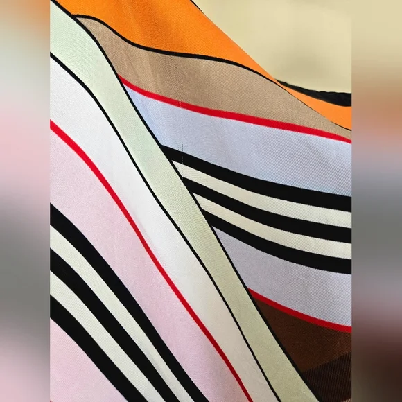 BURBERRY 90×90cm Multicolor Geometric Silk Scarf BURBERRY 90×90cm Multicolor Geometric Silk Scarf main image 3